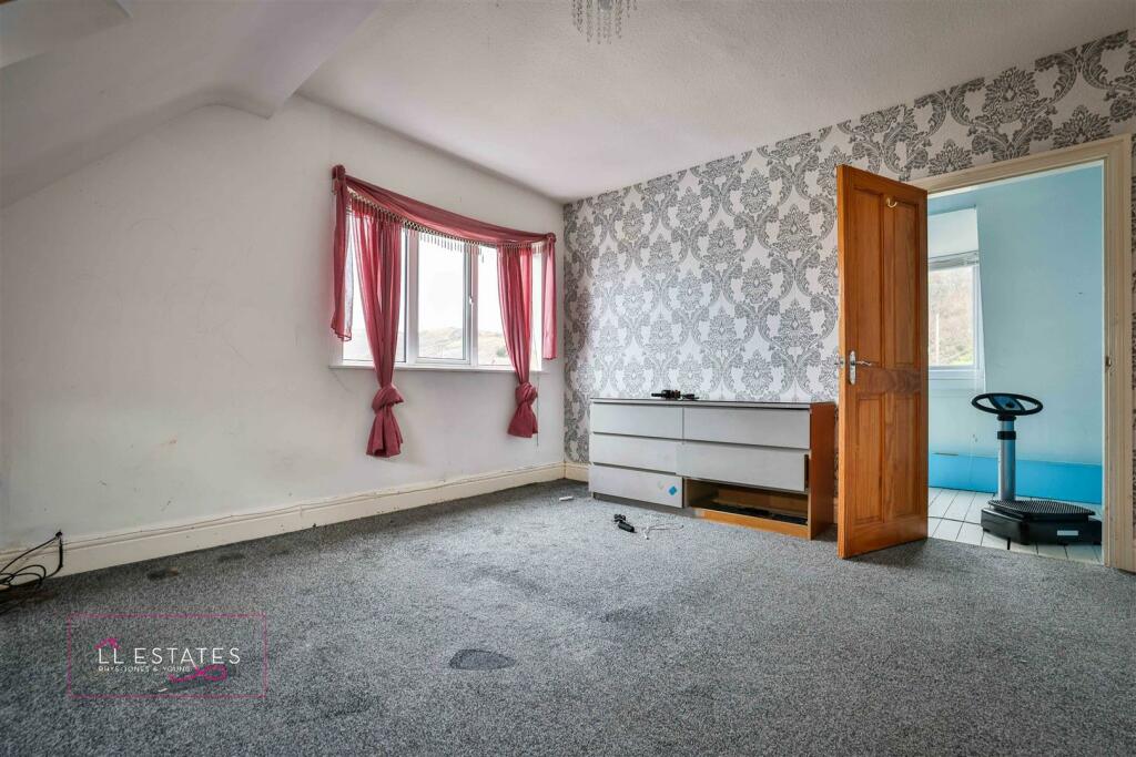 110 ffordd talargoch-43 top room.jpg