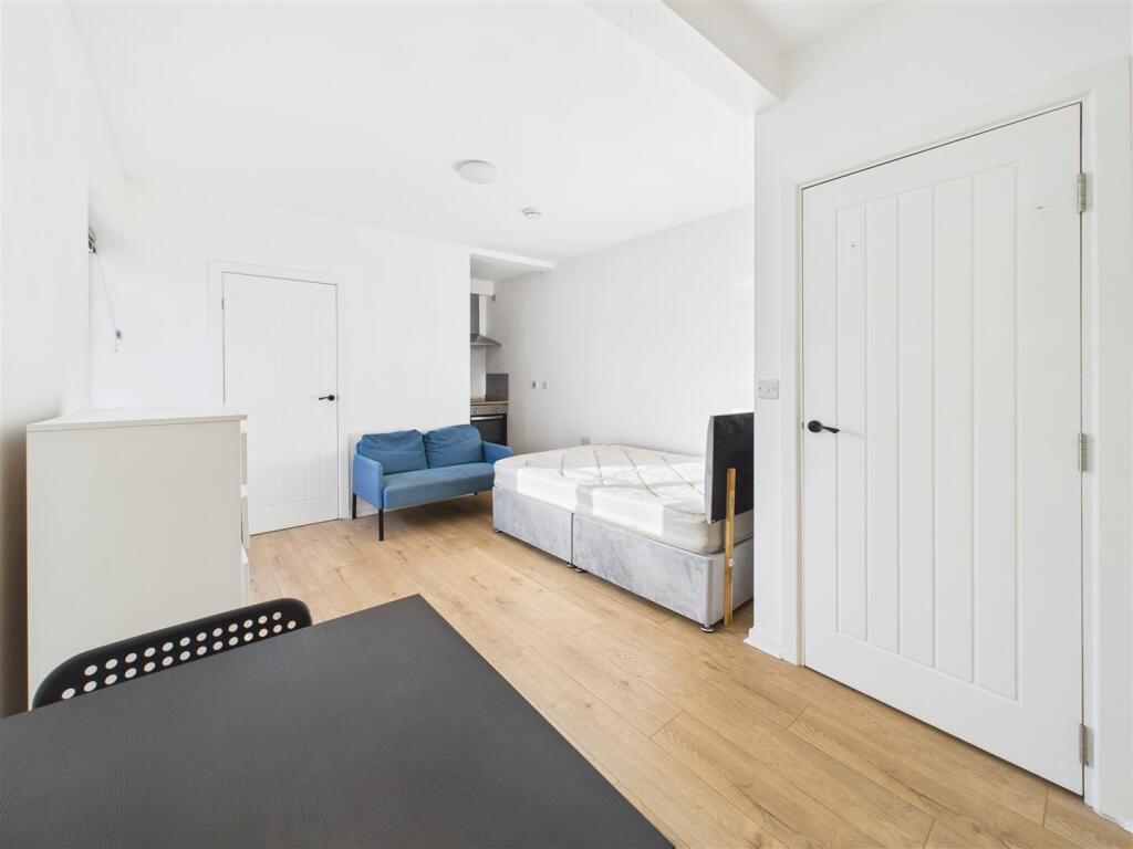 Bedroom/Living Area