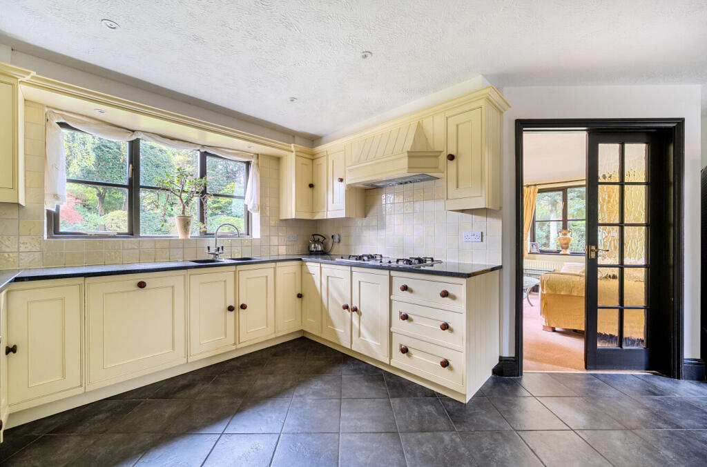 1364716-12-68f22e...