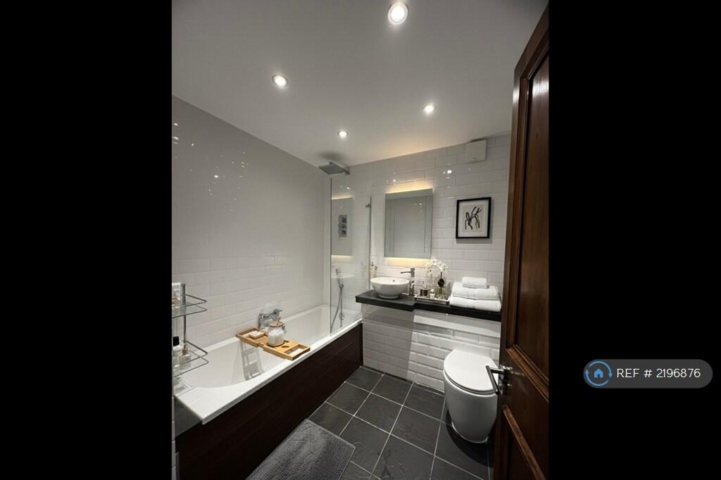 Main Bathroom 