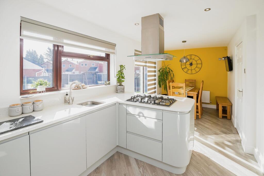 Kitchen/ Dining Room