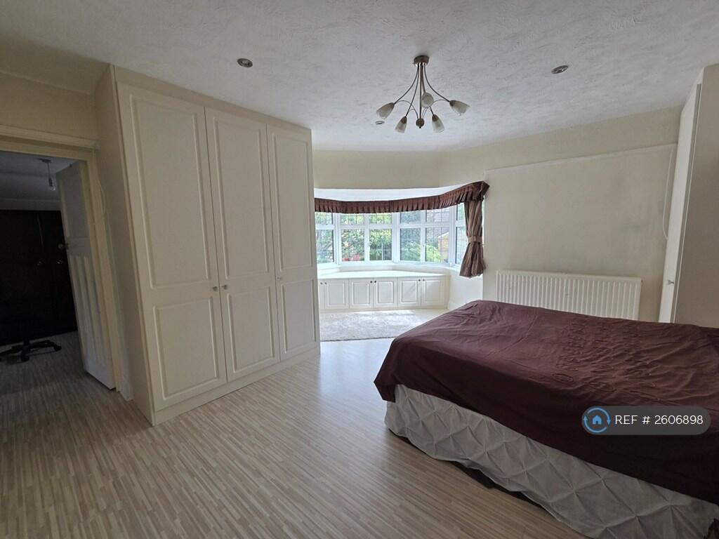 Master Bedroom (En-Suite And Dressing Room)