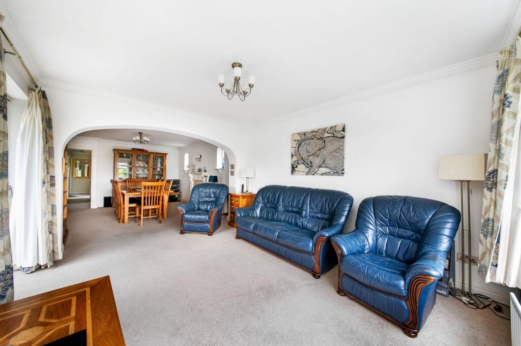 OPEN-PLAN LIVING DINING ROOM