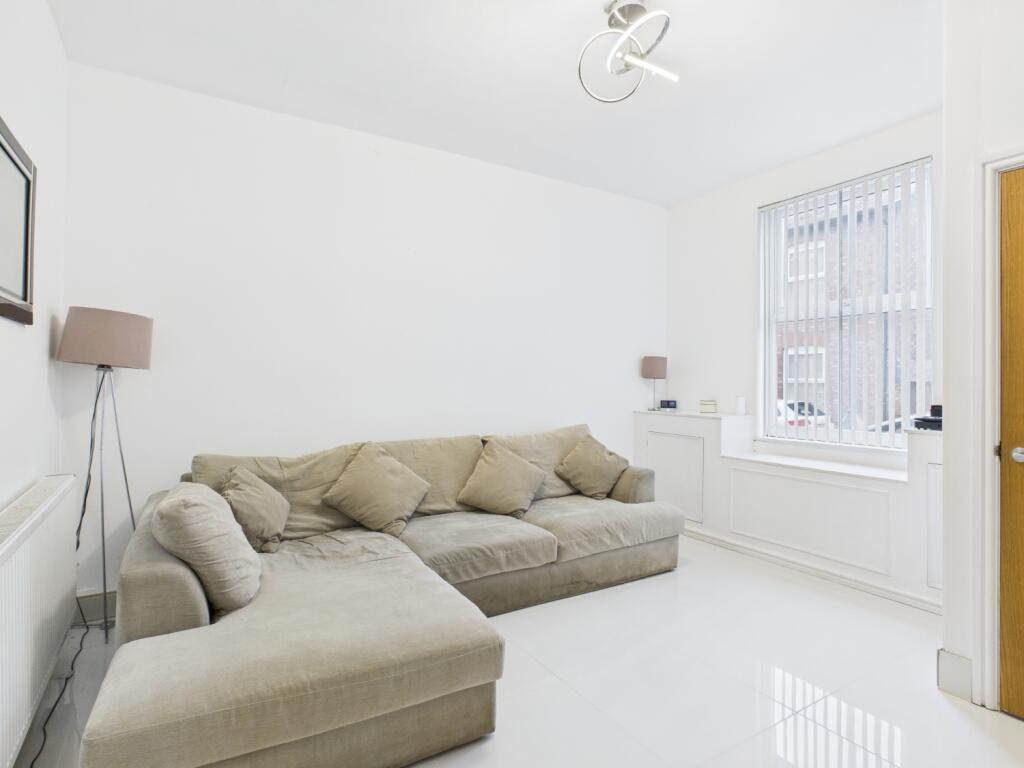 CAM03729G0-PR0170-STILL001