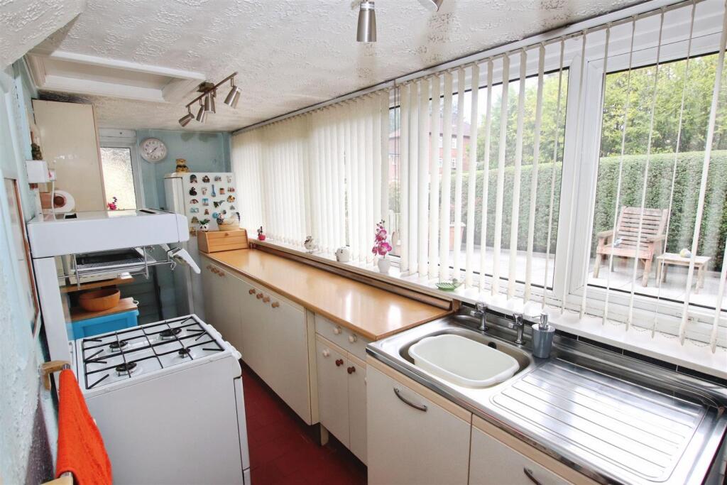 FITTED KITCHEN