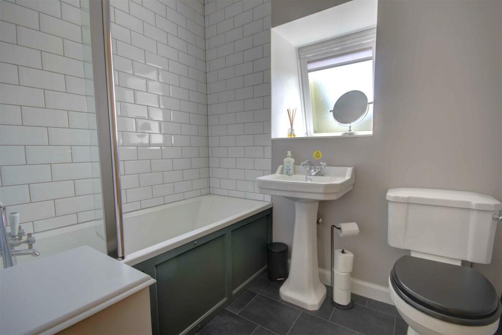 BATHROOM FIRST FLOOR