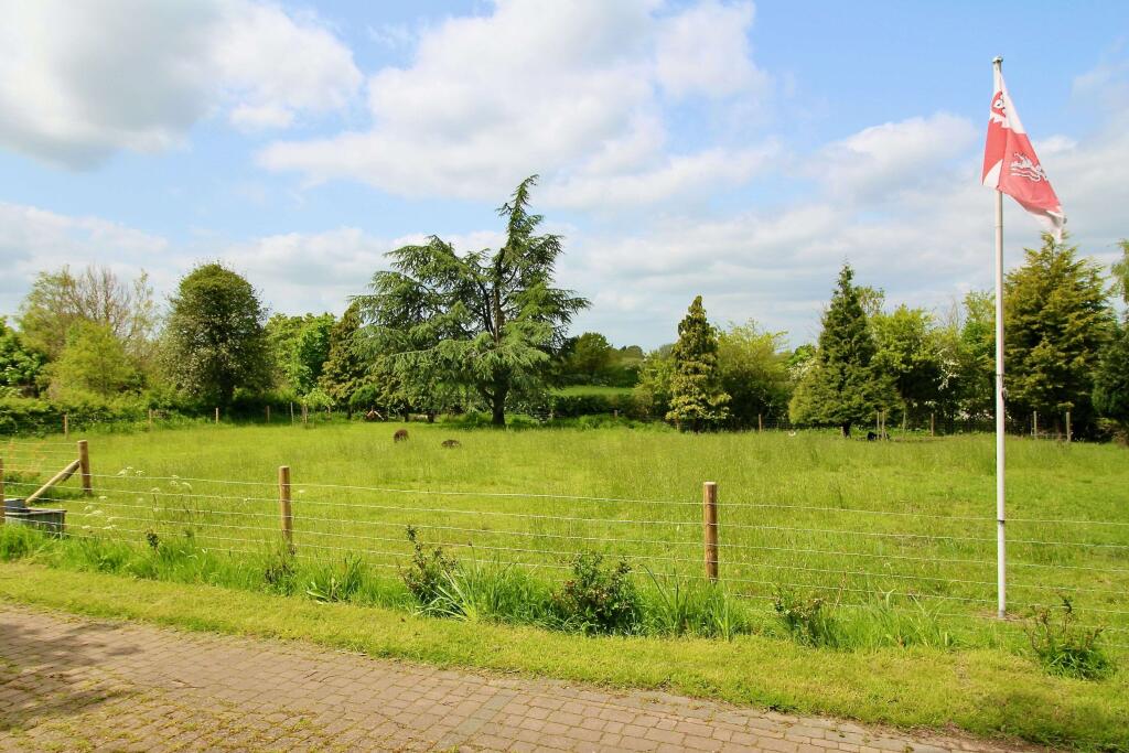 Paddock approx 1500 square metres 0.37 acres
