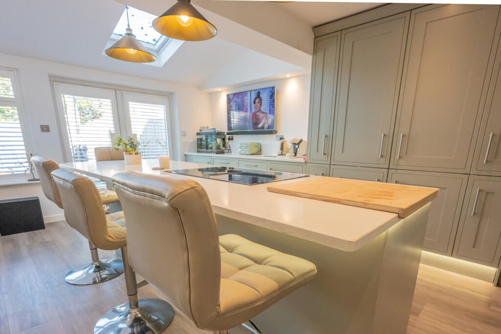 OPEN PLAN KITCHEN/DINING ROOM