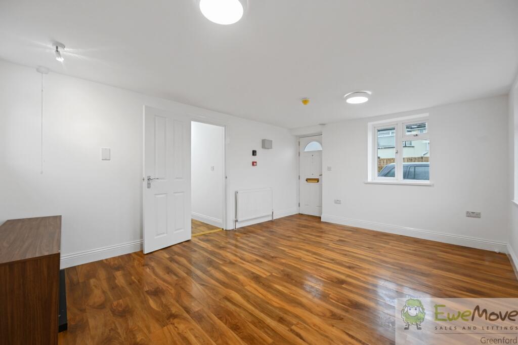 RCEWEMOVE- 153A sutton lane- reception 3 (1)