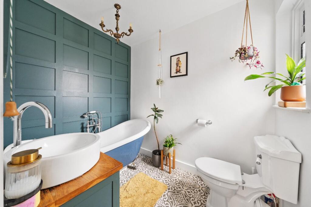 1.6 - family bathroom.jpg
