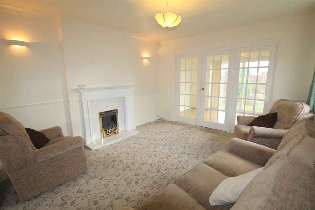 Clive Avenue, 31 - Lounge 1.JPG