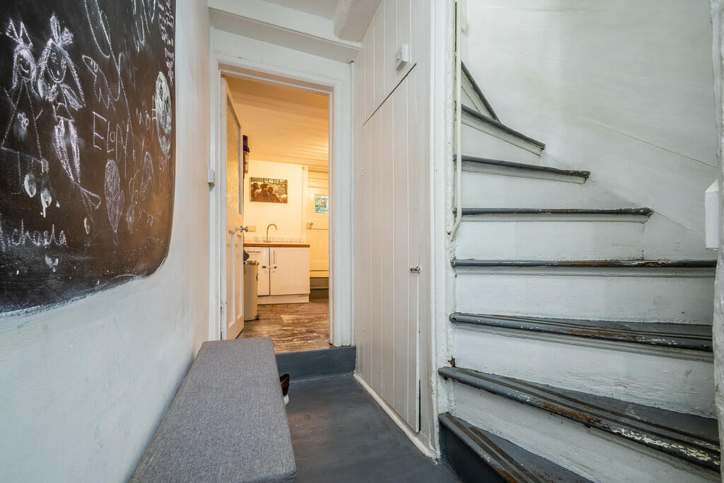 39 Lower North St...