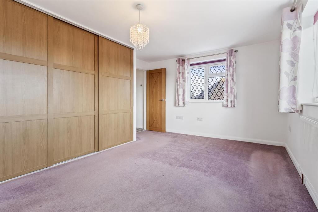 8 Courtlands Close-006.JPG