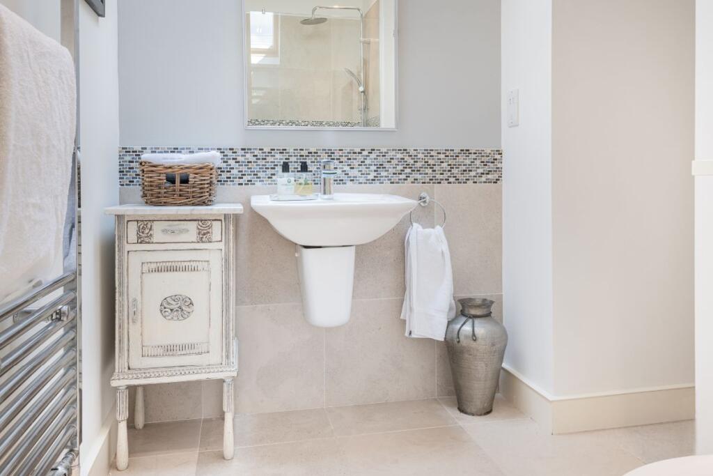 Bedroom Two en-suite