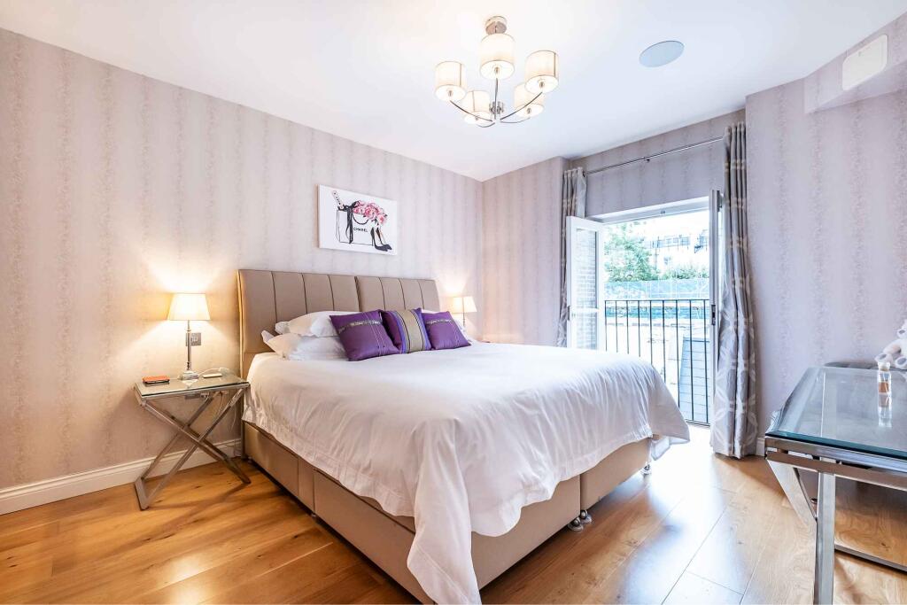 Principal Bedroom (with super king size bed)