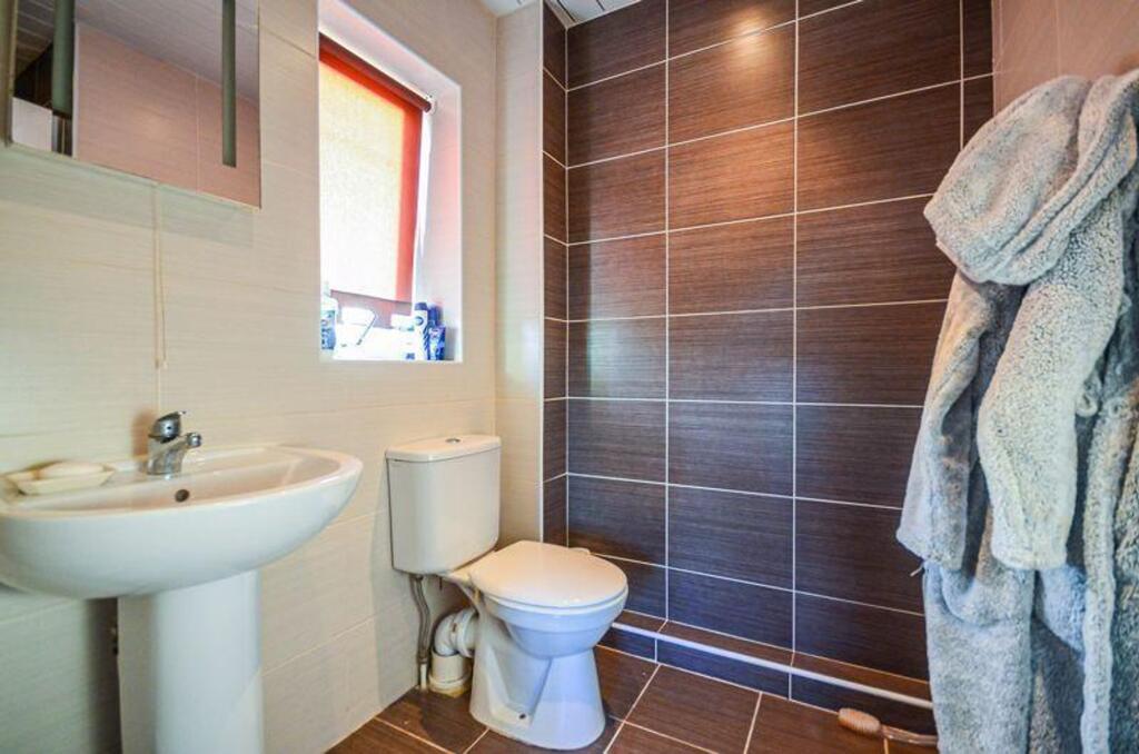 EN-SUITE SHOWER ROOM