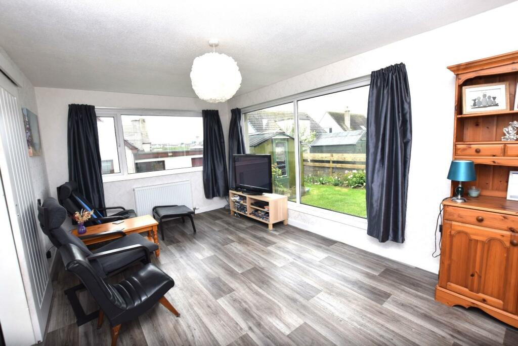 FAMILY SITTING ROOM.JPG