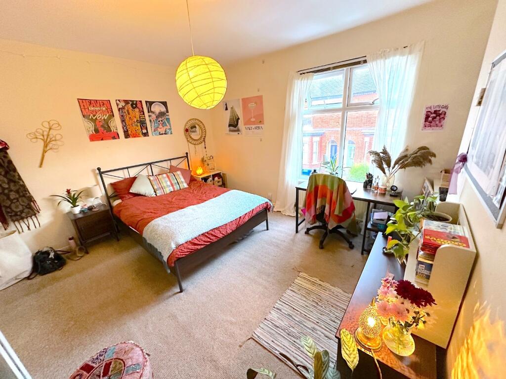 Bright, well-decorated double bedroom with a co...