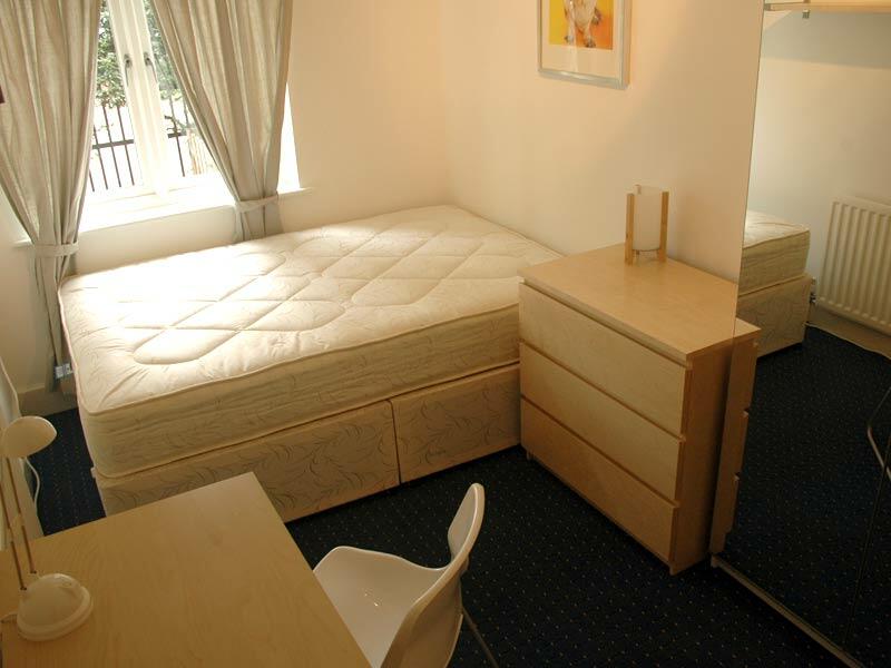HOUSE SHARE