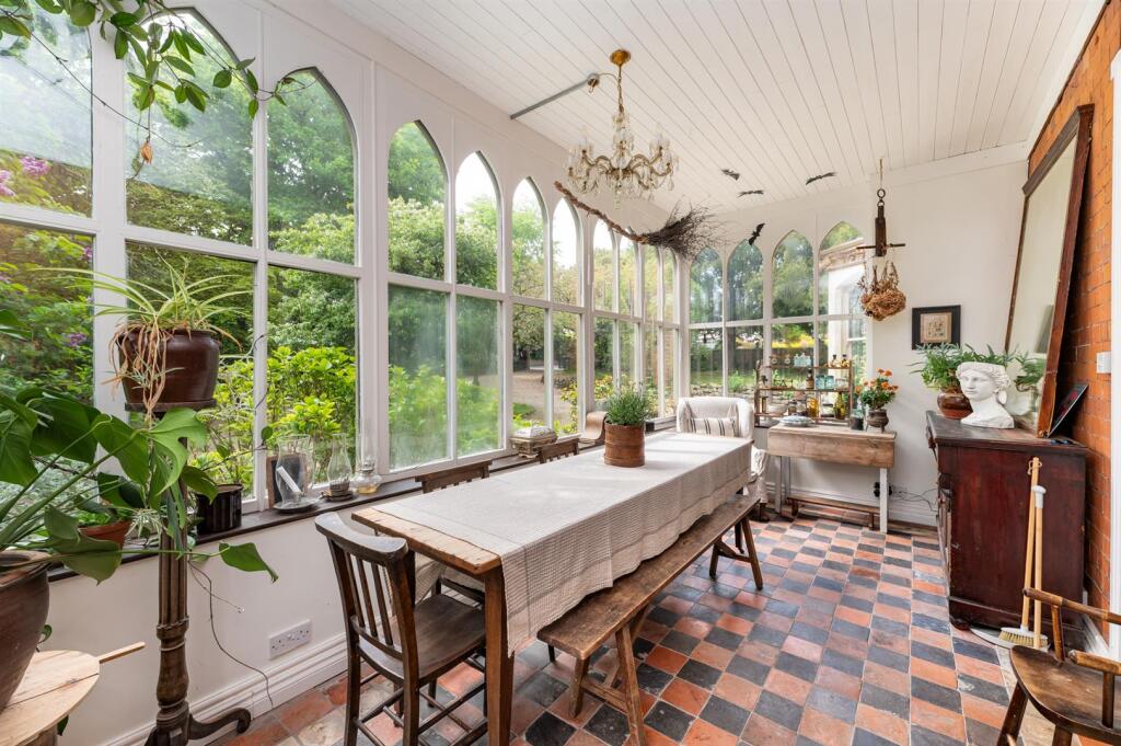 GARDEN ROOM