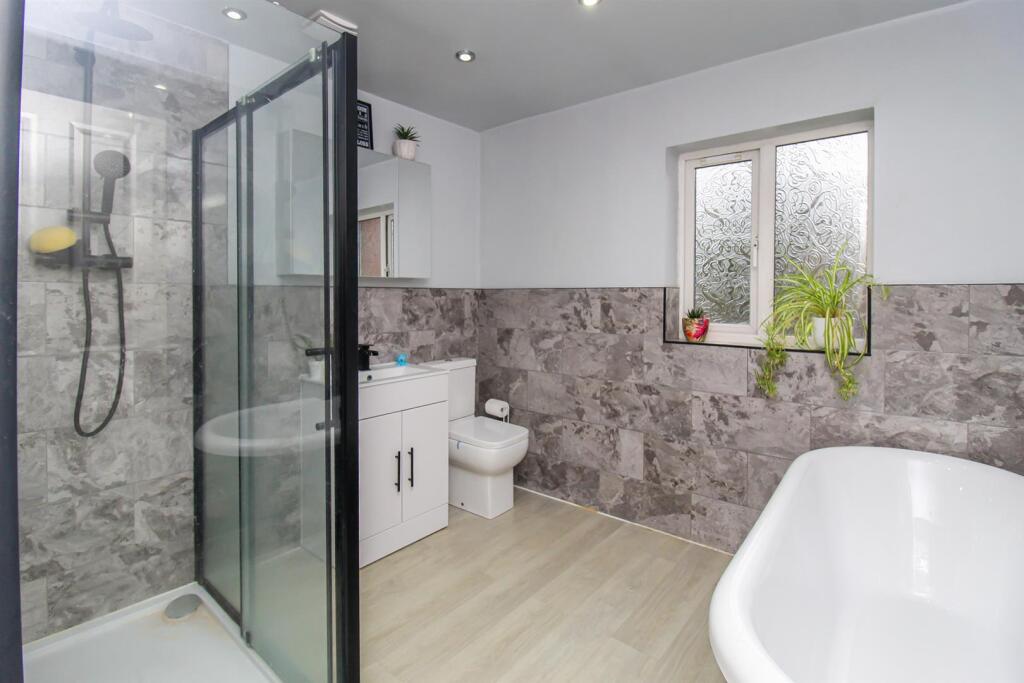 BATHROOM/W.C.