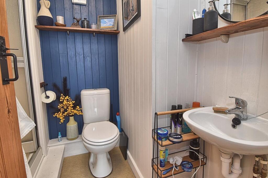 EN SUITE SHOWER ROOM