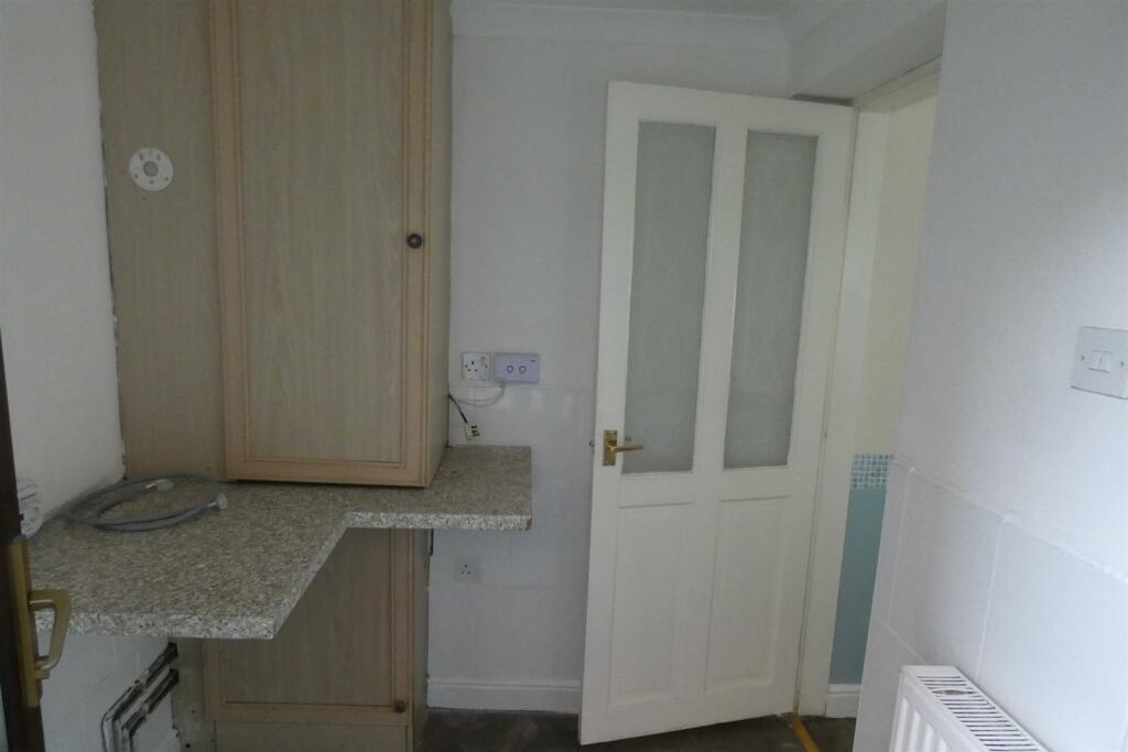 REAR HALL/UTILITY