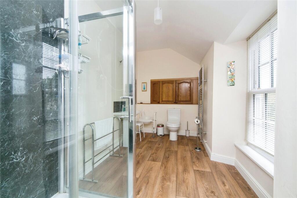 Fron Ganol Shower Rm