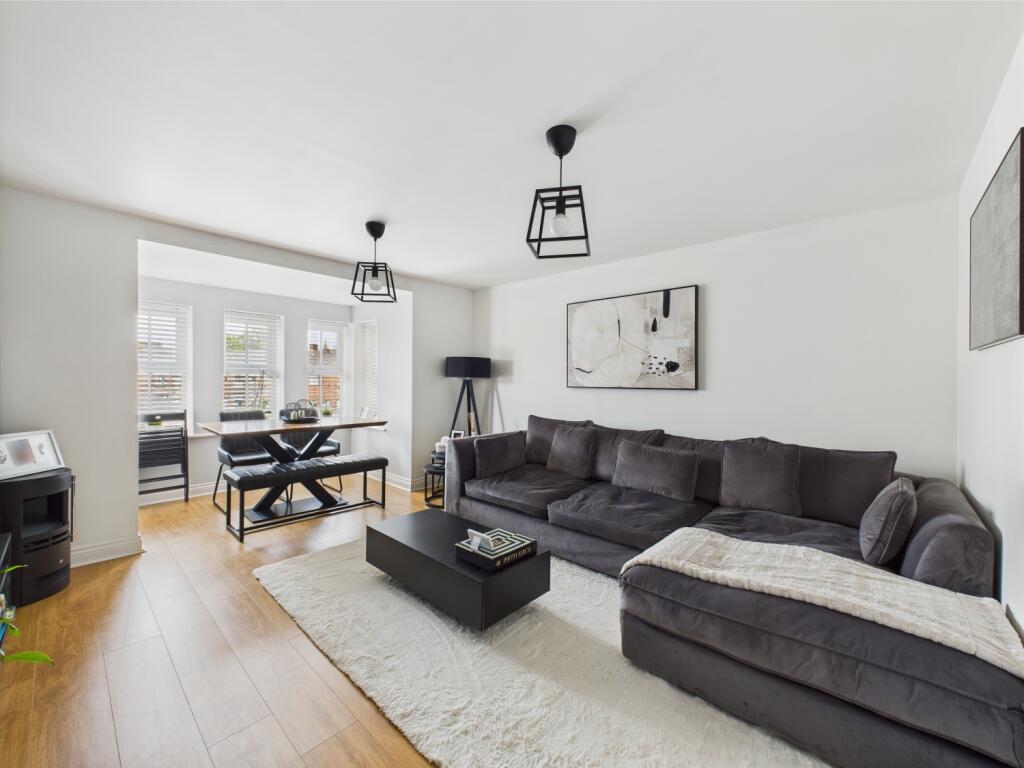 CAM03729G0-PR0040-STILL007