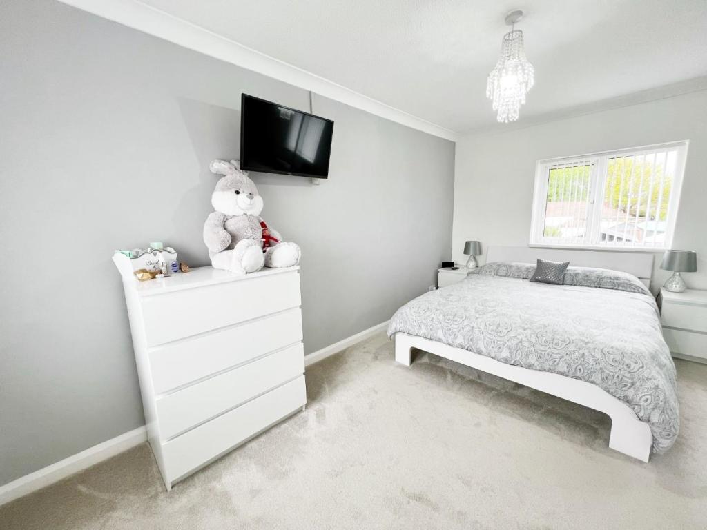 Bedroom 1 pic 1.jpg