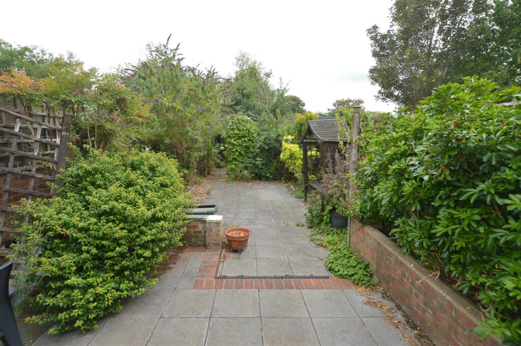 15 Maswell Park Crescent gdn.JPG