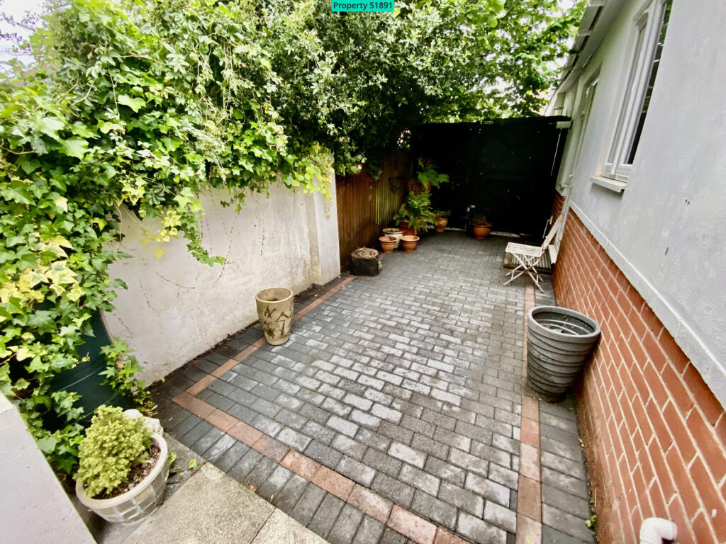 Side shady garden / acccess to utility room