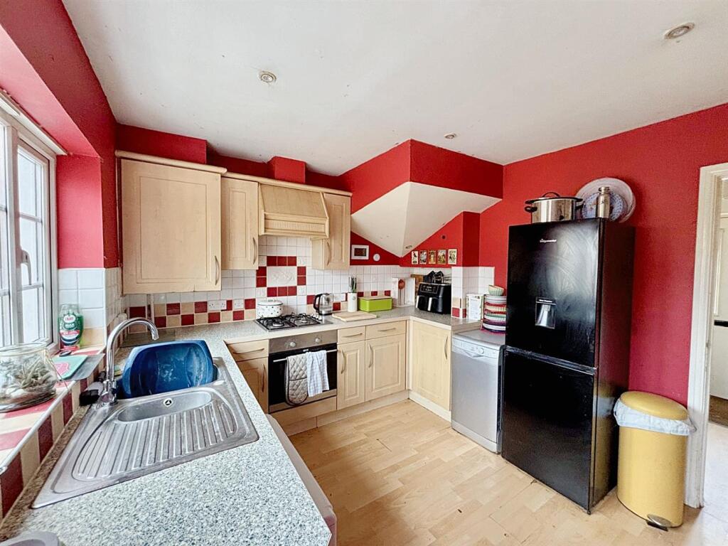 Kitchen 2.jpg