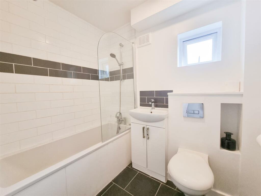 bathroom .jpg