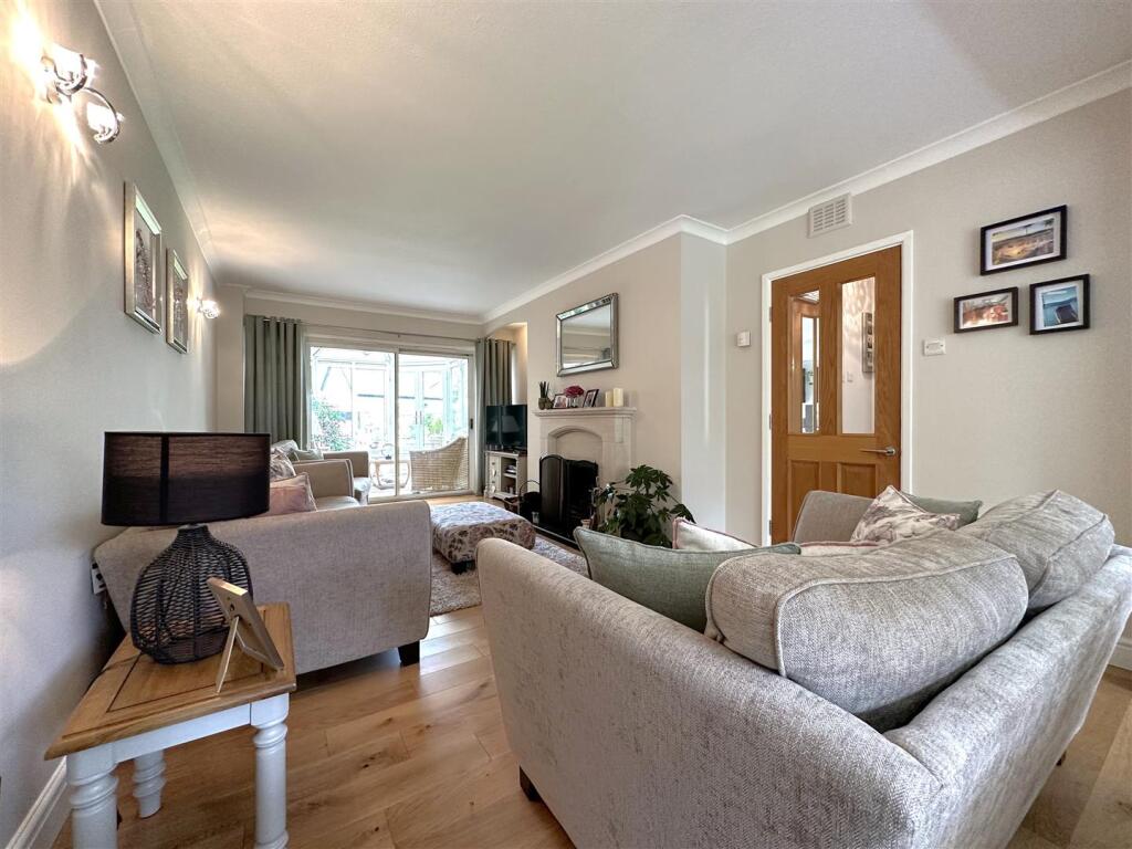 Spacious Lounge 661