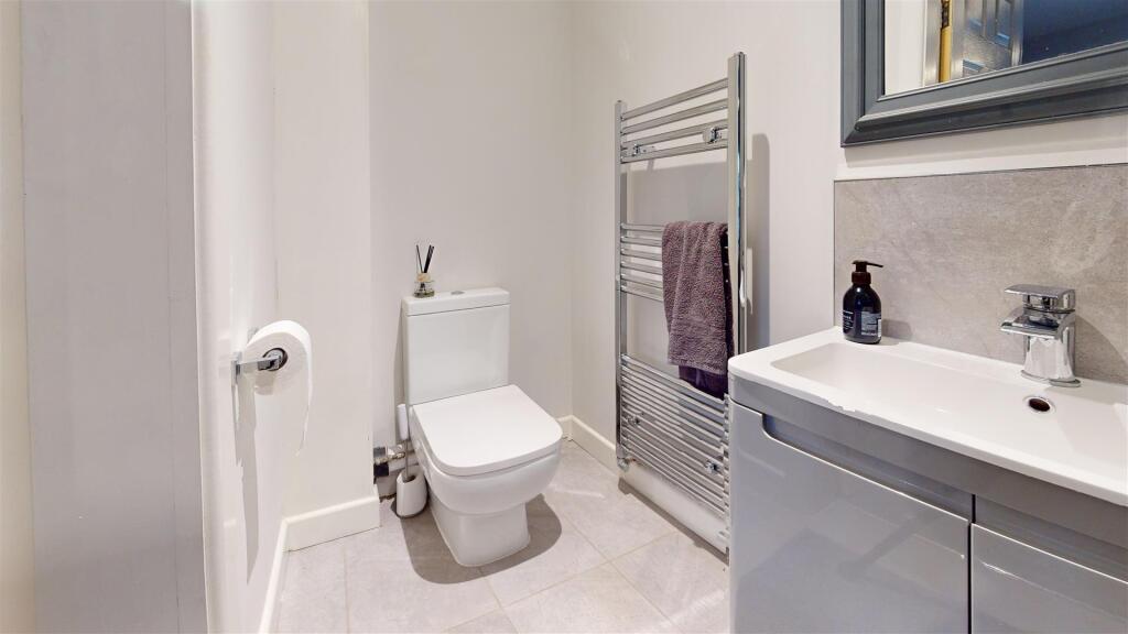 Cross Pit Lane En-Suite