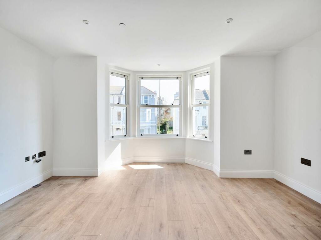 Flat 8  living 1