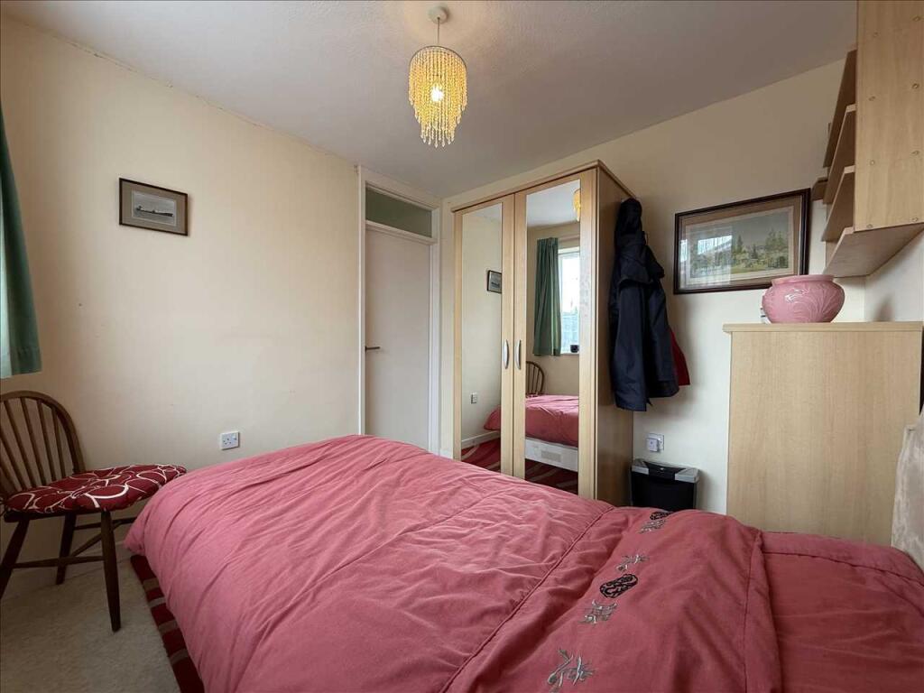 Bedroom (rear)