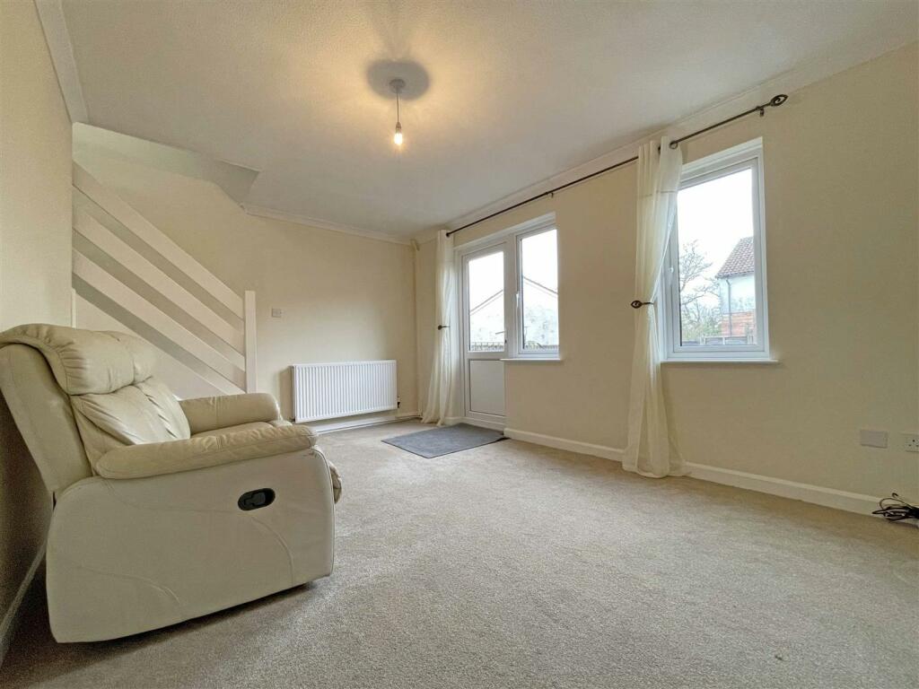 Newbury Close 37 Living Room 2.jpg