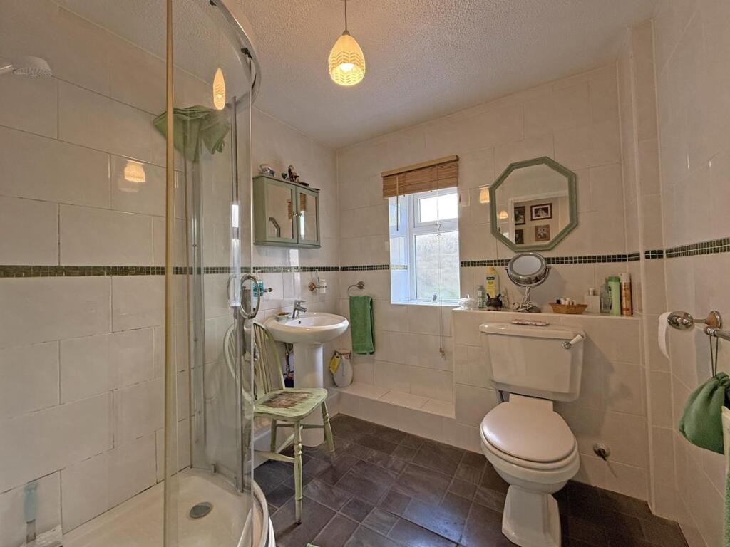 Woodland Terrace 10 Flat 3 - Bathroom.jpg