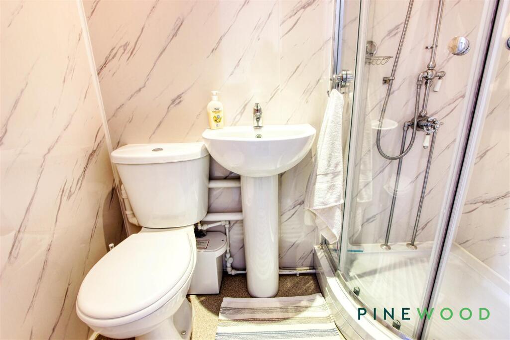 ENSUITE (HOUSE)