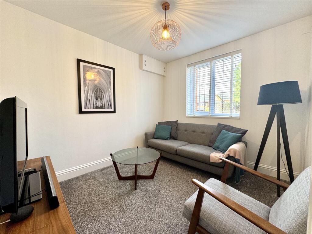 SNUG/DINING ROOM
