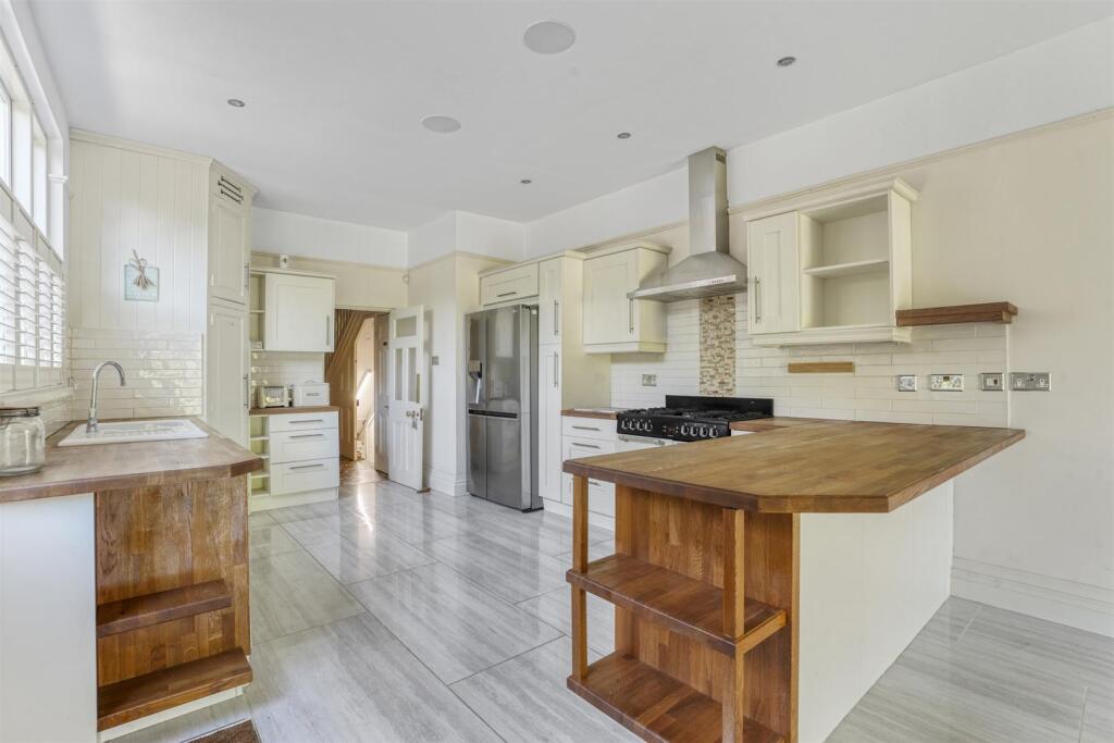 KITCHEN/BREAKFAST ROOM