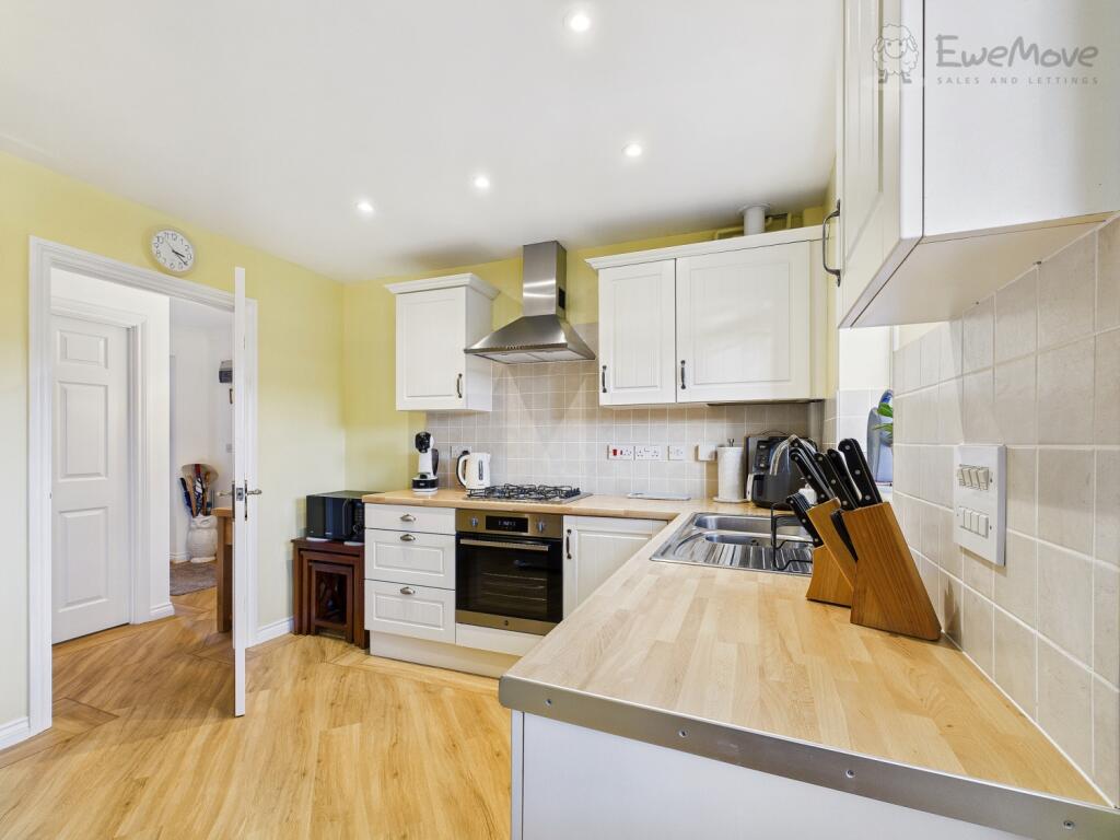 EWEMOVE SOUTH MOLTON - KITCHEN