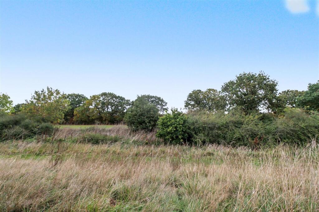 35 RIVERSIDE WALK FIELDS TO FRONT.jpg