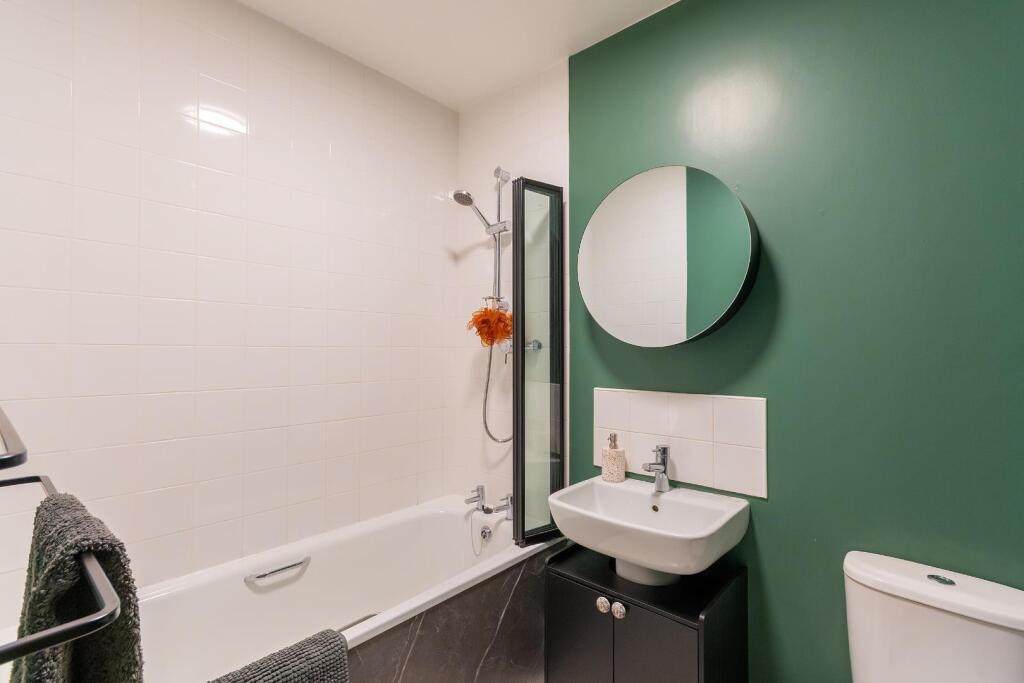 3S2LRHD - Bathroom B.jpg