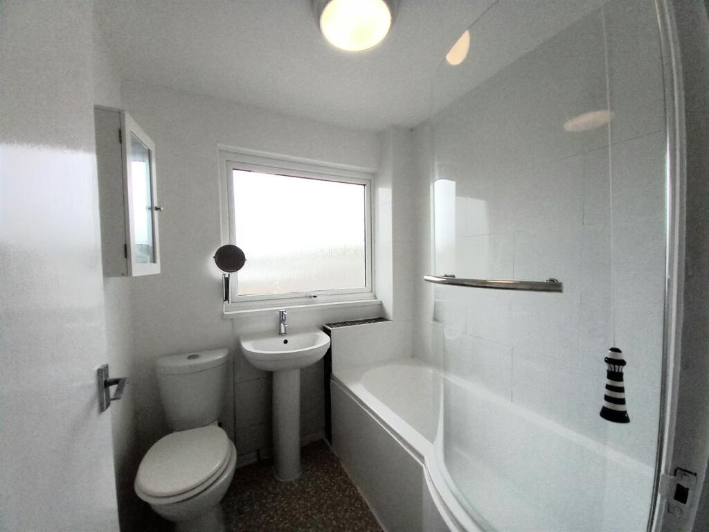 12 Waterloo Tce Bathroom.jpg