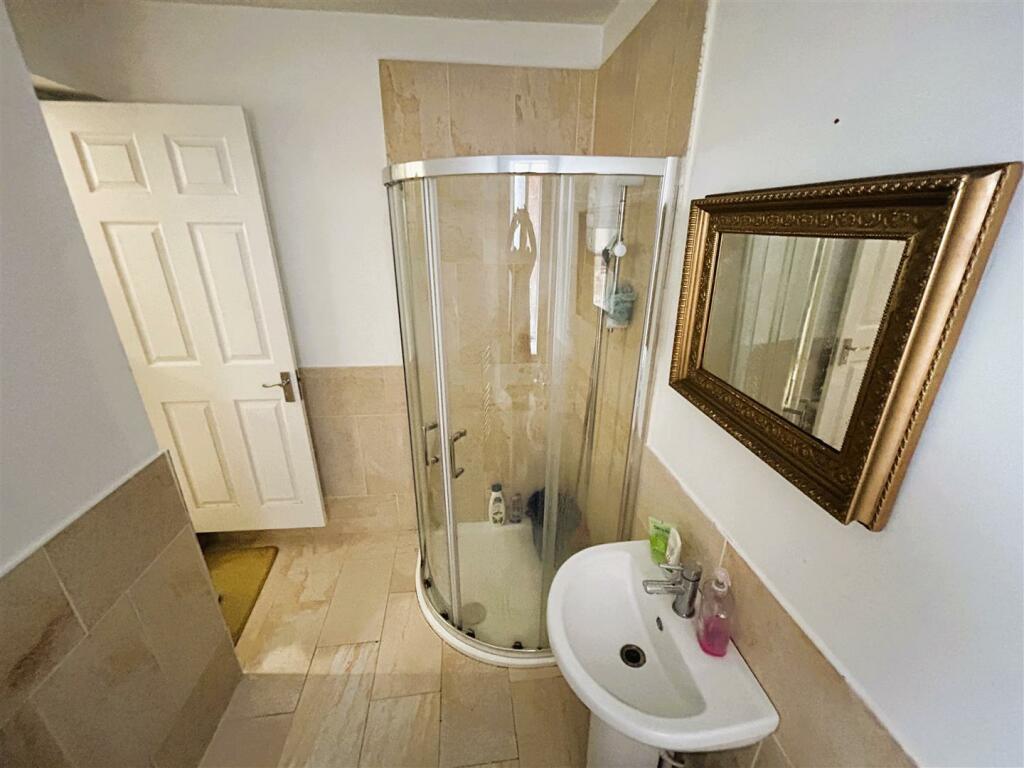 Flat 2, 100a High Street shower room.jpeg