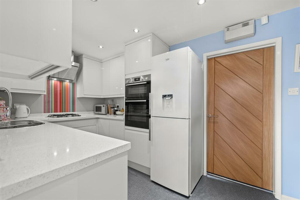 2 St James Close-12.jpg