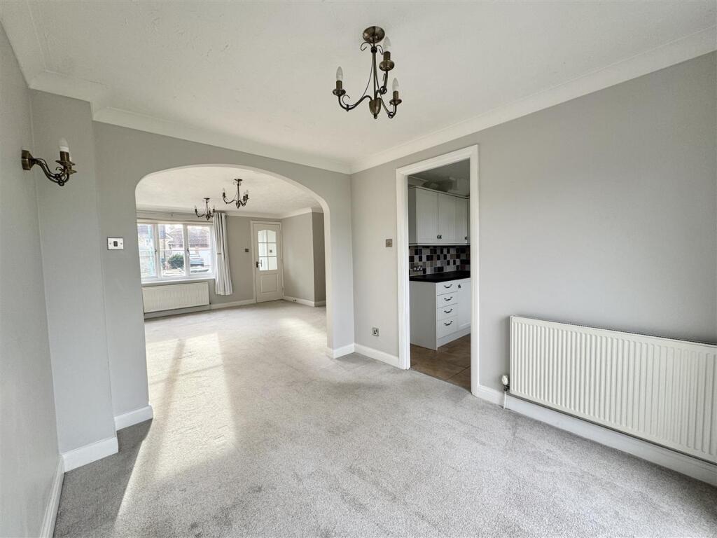 SITTING/DINING ROOM